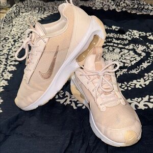 Nike women’s Air Max INTRLK Lite